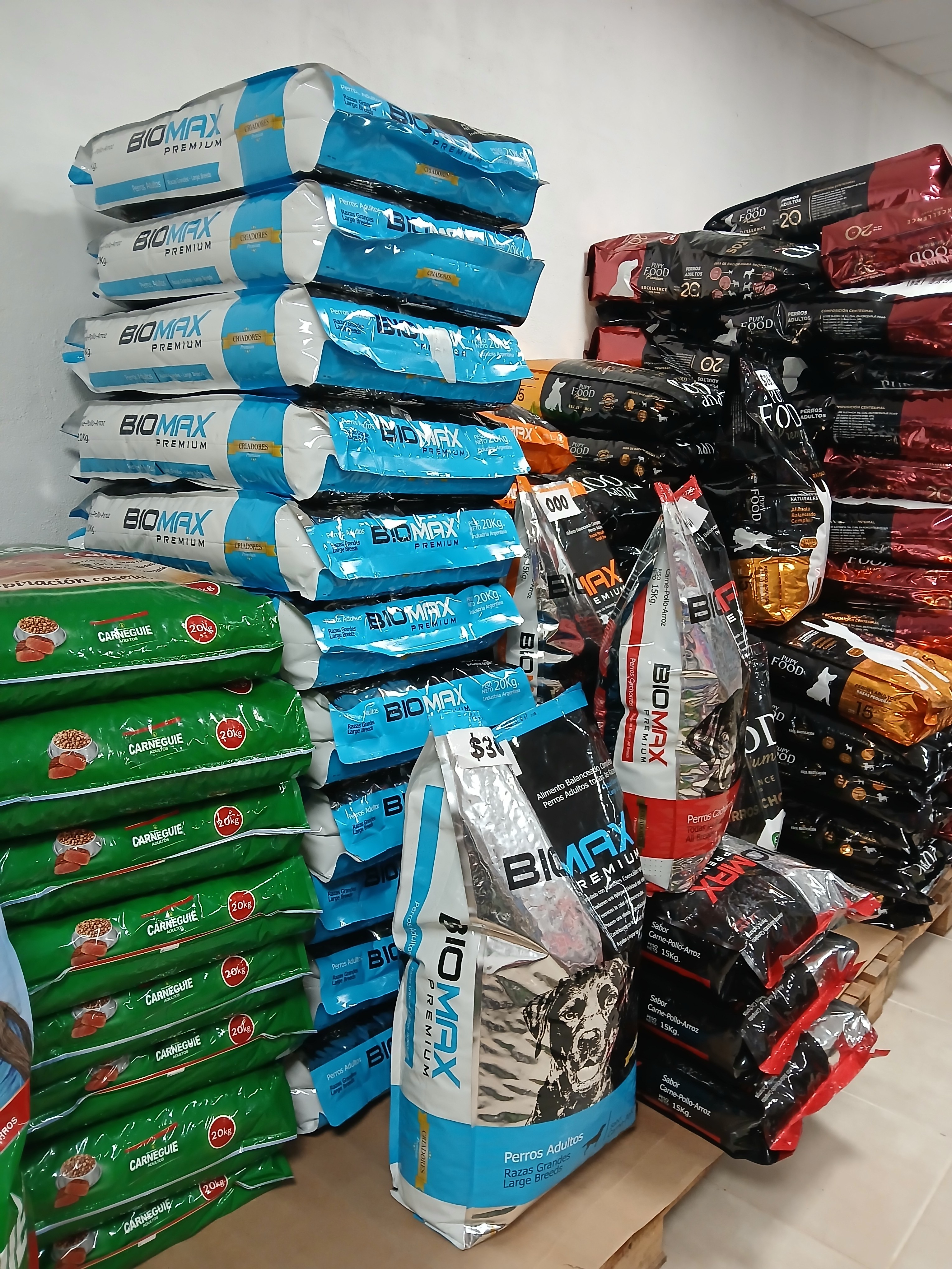 Bolsas de alimento Biomax Premium, Carneguie y Pupy Food en el depósito