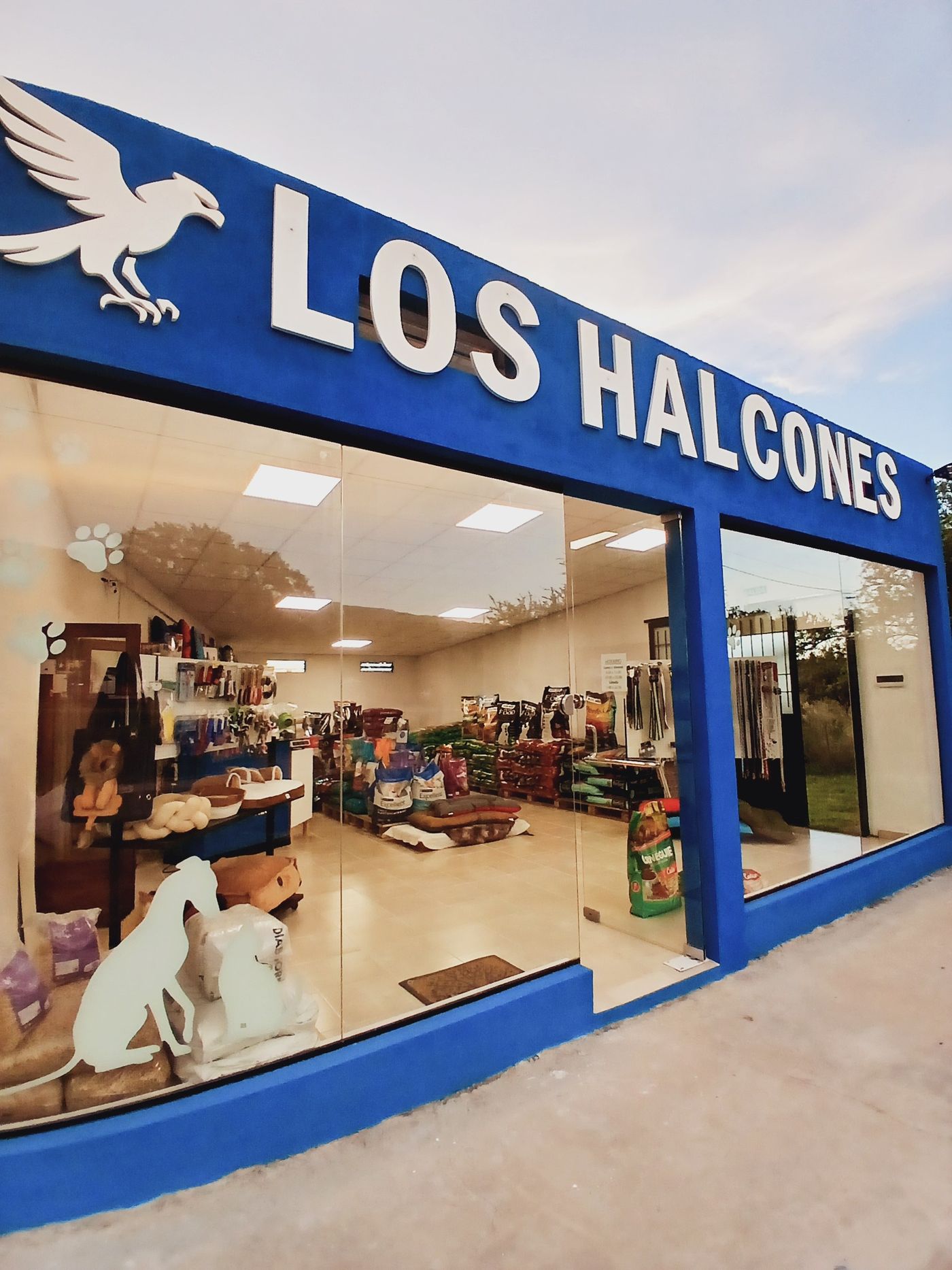 Local de Los Halcones Pet Shop sobre la Ruta 1