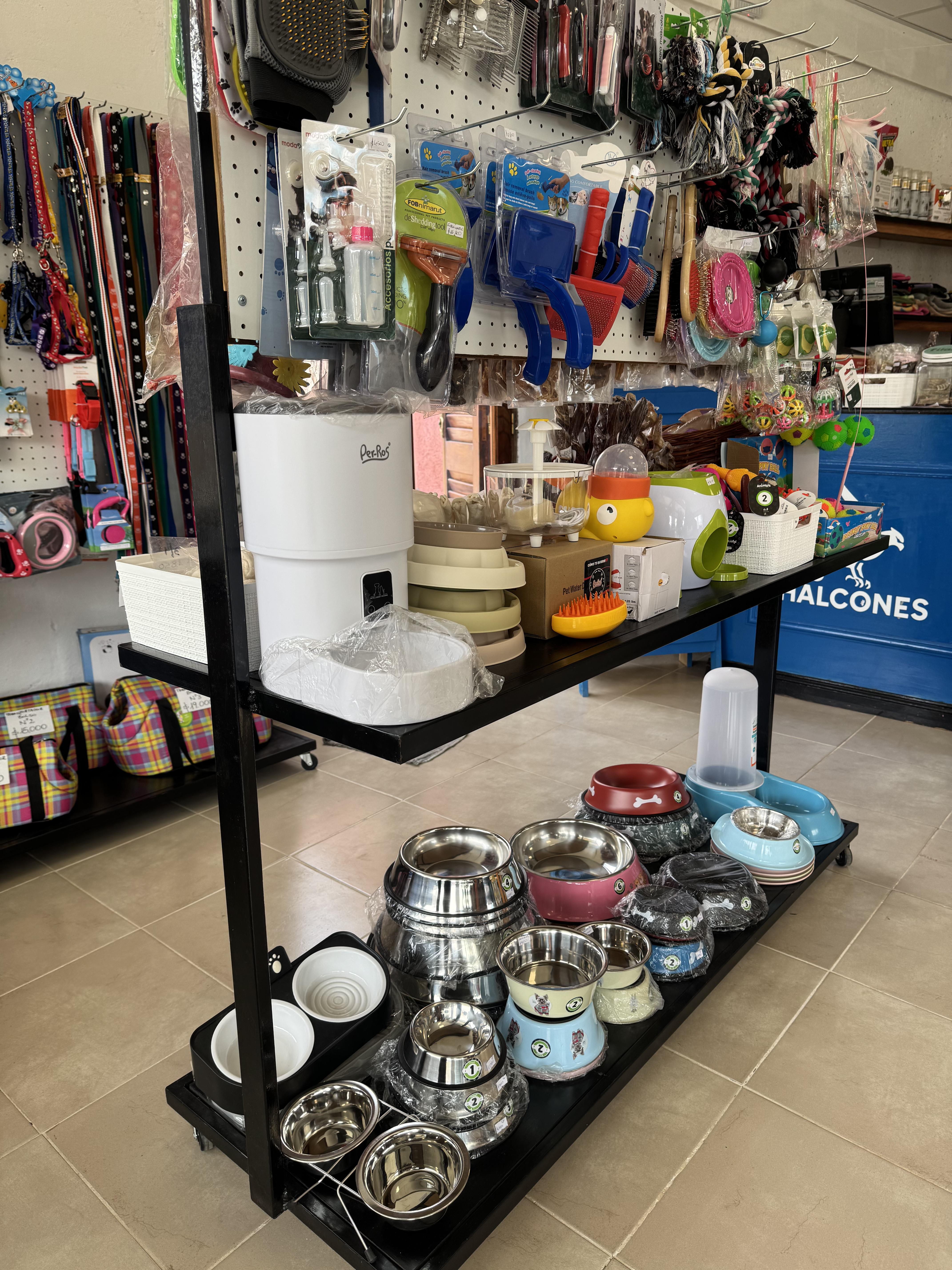 Cepillos, comederos y productos de higiene para mascotas